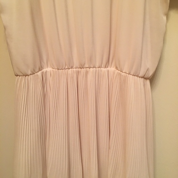 Gorgeous Lush dress with lace and pleats - Picture 4 of 6